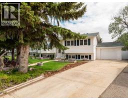 <div class="price">$419,900</div> 17 Pine Place<br>Coalhurst, Alberta<br><div class='bed_bath'>4 Bed | 2 Bath</div>
